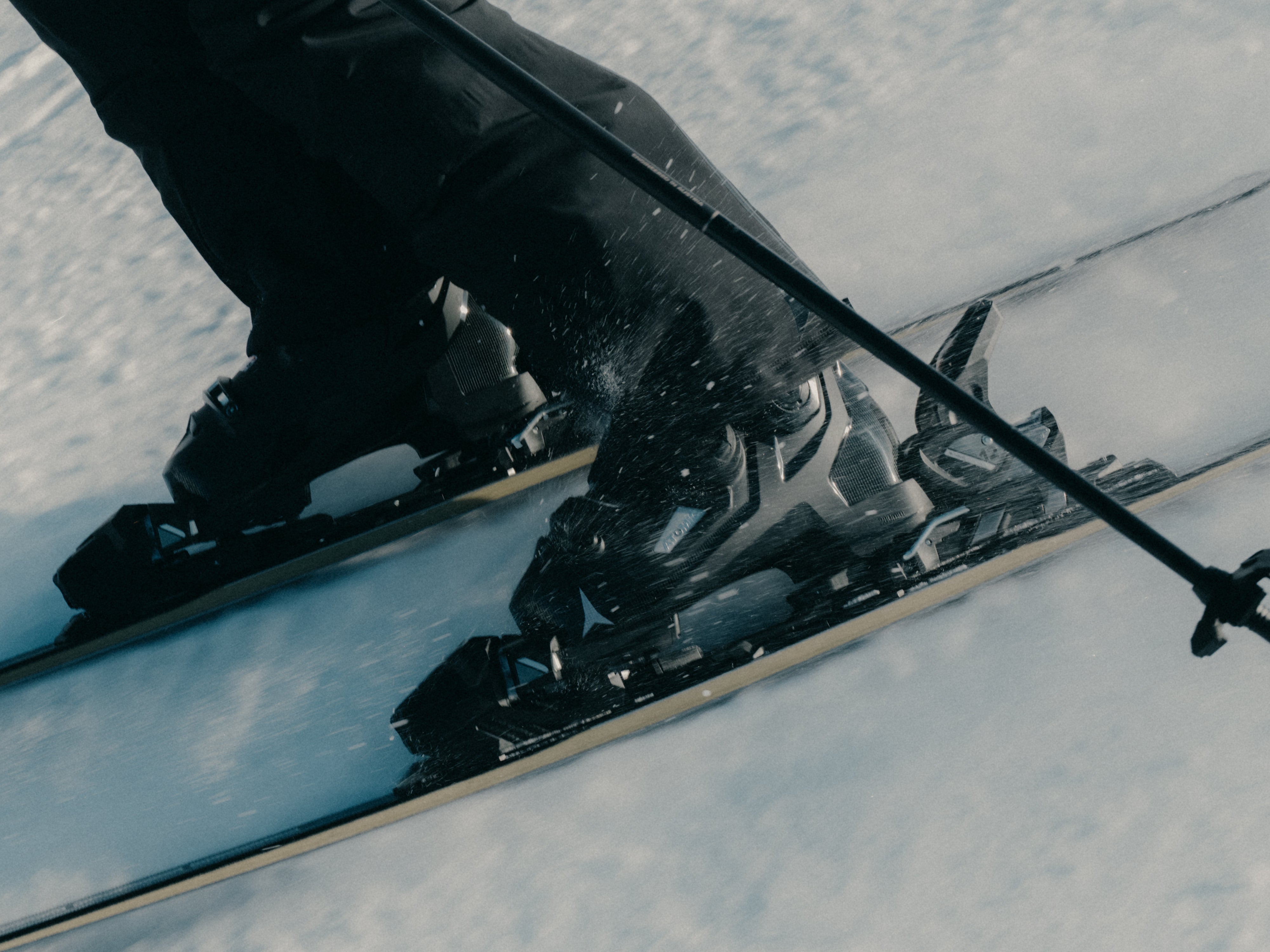Action Shot Skifahren. Skiverleih Zell am Ziller Zillertal Arena